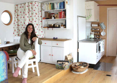 Barbara wohnt in ihrem Tiny House und hat ihre Erfahrungen in zwei Büchern festgehalten "Tinyhouse Träume und Tatsachen"