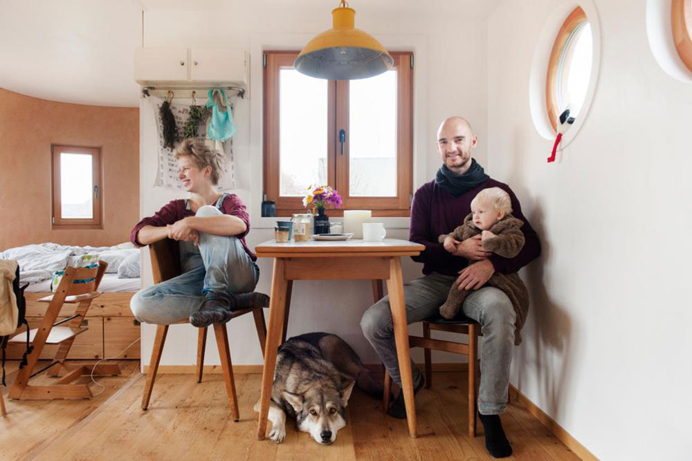 Familie im Tiny House / Rene & Amelie wohnen mit ihrer Familie im Wohnwagon