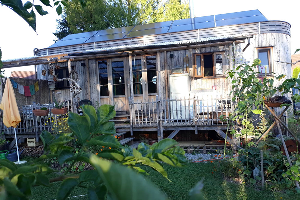 Tiny House Gartengestaltung / Wohnwagon mit Veranda
