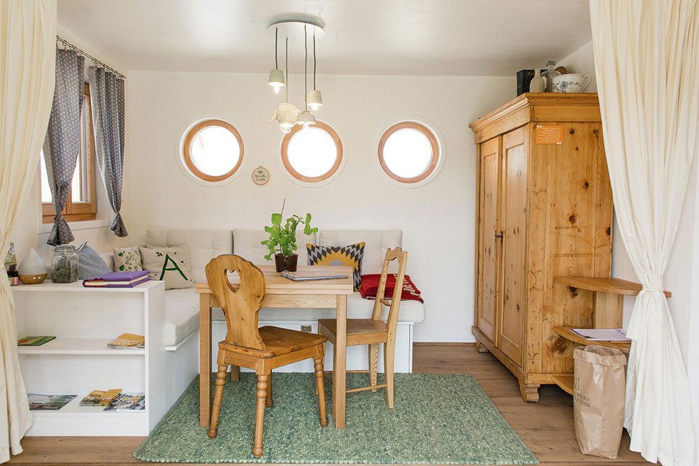 Tiny House Inneneinrichtung /alte Möbel kombiniert mit neuen Elementen