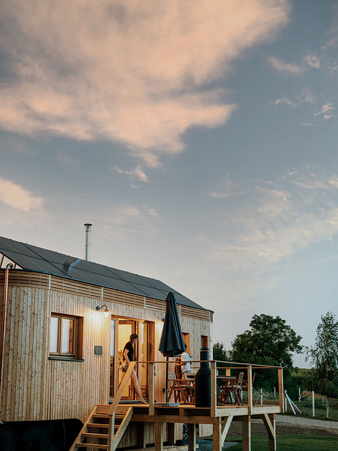 Wohnwagon PAUL steht zum Probewohnen zur Verfügung und freut sich auf seine Gäste / Tiny House in Bayern