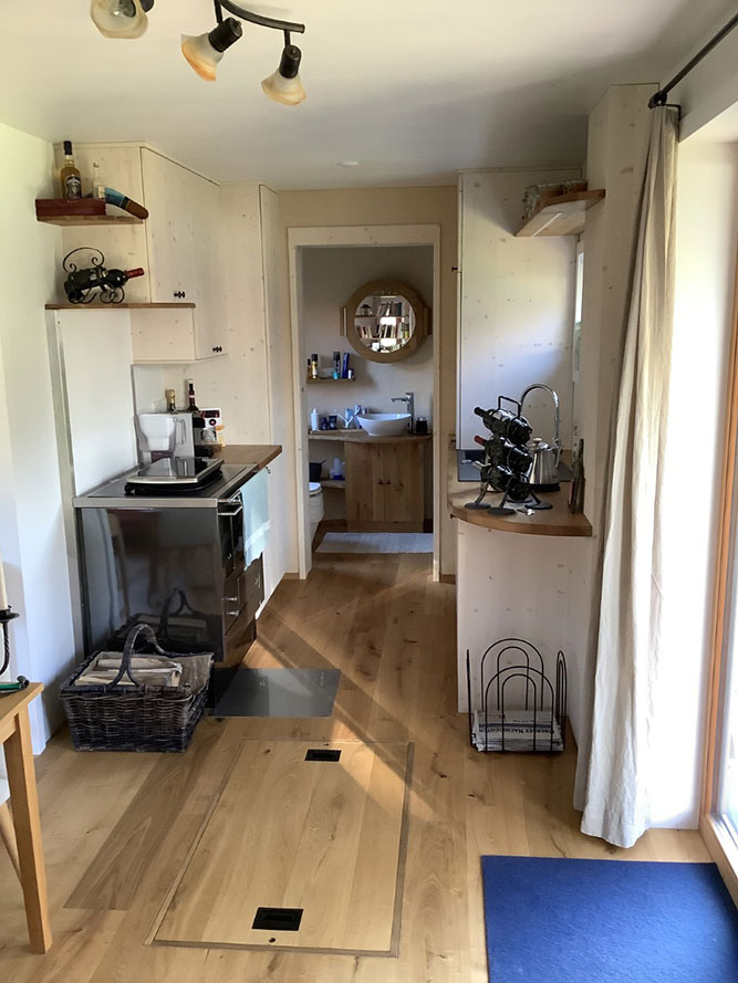 Wohnen im Tiny House - so sieht es im Wohnwagon von Liselotte in der Schweiz aus!