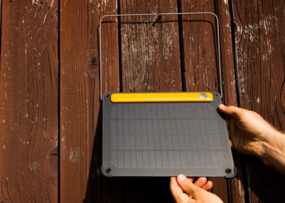 Das Solarpanel 5+ an einer Holzwand aufgehängt